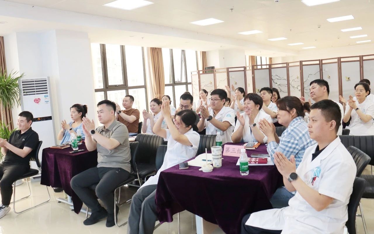 在郑州誉美肿瘤医院这片希望的医疗沃土上，智慧与奉献交织成熠熠星河，每一束微光都闪耀着医者仁心的温度，照亮生命的征途。 他们是星河中最耀眼的星辰 —— 以岗位为锚点，以责任为帆，在各自的领域里划出璀璨轨迹。用精湛医术穿透病痛的迷雾，以仁爱之心抚平生命的褶皱，在昼夜更迭的坚守中，将 “医者本色” 镌刻成永不褪色的勋章。 他们是同事眼中的追光坐标，更是医院精神的鲜活注脚。经科室举荐、院委会遴选，5 月 “荣誉之星” 名单荣耀揭晓。这些闪耀的医者之星，以大爱为炬照亮杏林苍穹，用卓越姿态书写新时代的医者华章。 每一